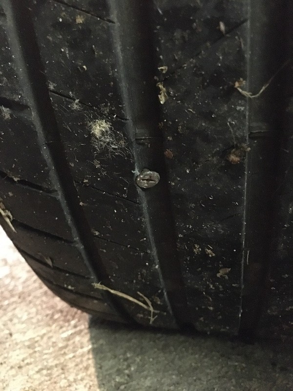 Réparer un pneu avec une mèche. 
