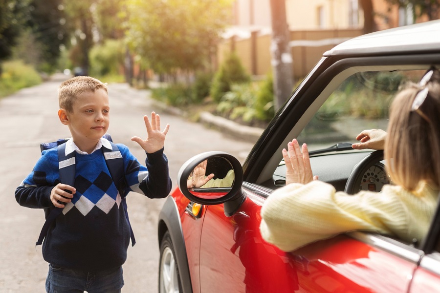 Reentree transport enfant à l'école securité automobile avec Jumbo Pneus